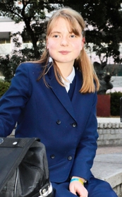 タペストリーのイラストを手がけたマリヤ・クラブチェンコさん