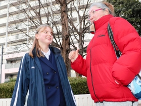 叔母のエレナさん（右）と談笑するマリヤ・クラブチェンコさん＝神戸市灘区