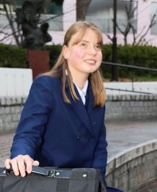 避難した神戸で地元の中学校に通うマリヤ・クラブチェンコさん。学校が「ダイスキ」と笑った＝神戸市灘区