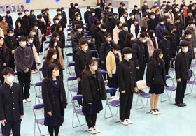長田高校であった卒業式のリハーサル。校歌斉唱が３年ぶりに復活する＝神戸市長田区池田谷町２