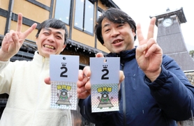 ２番目に古いという辰鼓楼の地元で限定配布・販売するシール＝兵庫県豊岡市出石町内町