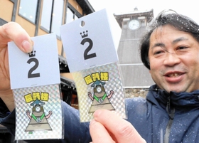 ２番目に古いという辰鼓楼の地元で限定配布・販売するシール＝兵庫県豊岡市出石町内町