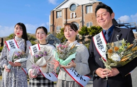 「クイーン淡路」を一新し、初の男性が加わった「淡路島観光アンバサダー」＝洲本市塩屋１