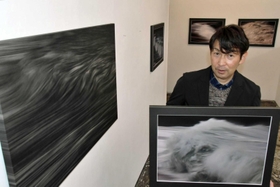 生と死のはざまに２度立った浦崎良太さんが撮ったのは、起こりとしぶきに見いだした「波の一生」＝神戸市中央区栄町通１