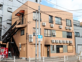 集合住宅「第２ひろみ荘」の外観。１階の窓はベニヤ板で補強されていた＝２０日午後、神戸市兵庫区湊町１