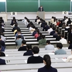 試験開始を待つ受験生たち＝１日午前、西宮市上ケ原一番町、関西学院大