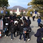 試験会場へ向かう受験生たち＝１日午前、西宮市上ケ原一番町、関西学院大