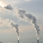 白い水蒸気を上げる神戸製鋼所の石炭火力発電所。４号機の稼働で国内最大級となった＝１日午前、神戸市灘区から