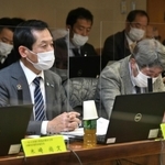 「本質的な議論を開始してほしい」と訴えるＪＲ西の國弘正治・兵庫支社長（左）＝神戸市中央区、兵庫県庁
