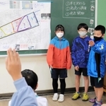 各班で自作した防災マップを発表し、意見交換する児童たち＝西灘小