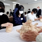 目隠しし、福来四郎氏の指導作品に触れる教師ら＝神戸市灘区鶴甲３、神戸大