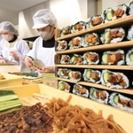次々とできあがる巻きずし＝２日夜、兵庫県多可町八千代区中村