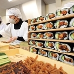 夜を徹して恵方巻きを作る藤原たか子さん（手前）ら＝２日夜、兵庫県多可町八千代区中村、マイスター工房八千代