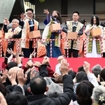 ３年ぶりに開催された豆まき神事で豆をまく貴島明日香さん（中央）ら＝３日午後、神戸市中央区下山手通１