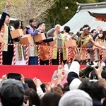 ３年ぶりに開催された生田神社の豆まき神事。貴島明日香さん（左から４人目）などが参拝者らに豆をまいた＝３日午後、神戸市中央区下山手通１