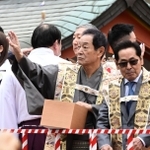 生田神社の豆まき神事に参加した落語家の月亭八方さん（左）＝３日午後、神戸市中央区下山手通１