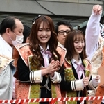 生田神社の豆まき神事に参加したＭＮＢ４８メンバーの原かれんさん（左）と新澤菜央さん＝３日午後、神戸市中央区下山手通１