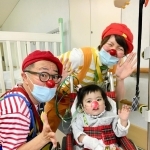 クリニクラウンが大好きだっためいちゃん（右手前、日本クリニクラウン協会提供）