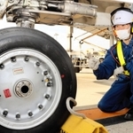機体に不具合がないかをチェックする整備士の大貫光星さん＝神戸市中央区、神戸空港