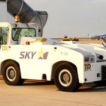 重さ約６０トンにも上る機体を滑走路に押し出す専用車＝神戸市中央区、神戸空港