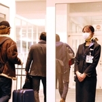 乗客約１７０人を機内に案内する楢原優果さん。搭乗し終わると「達成感がある」と充実した表情を浮かべた