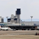 旅客機が駐機する大阪（伊丹）空港＝２０１９年４月、伊丹市