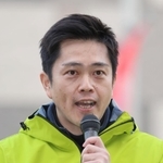 神戸の繁華街で政権批判を繰り広げた日本維新の会の吉村洋文共同代表＝４日午後、神戸市中央区三宮町１