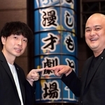 ホームグラウンドの「よしもと漫才劇場」前でポーズを取る「モンスーン」の２人＝大阪市中央区