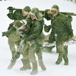 映画「ラーゲリより愛を込めて」のカット。過酷な強制労働に従事する抑留者を二宮和也さん（右から２人目）らが演じている（（ｃ）２０２２映画「ラーゲリより愛を込めて」製作委員会（ｃ）１９８９清水香子）