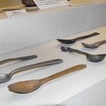 抑留体験者が手作りしたスプーンなどが展示されている舞鶴引揚記念館＝京都府舞鶴市