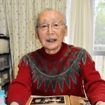 シベリア抑留を体験した伯父の遺品を手に、思い出を振り返る柴田順一さん＝神戸市西区学園西町７