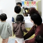 おむつ替えの時間。明石市の市立保育所では２０２０年６月に使用済みおむつの家庭への持ち帰りを廃止した＝同市松が丘３、市立松が丘保育所