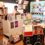 レコード店「汎芽舎」の店内。オーナーの槇山悠さんはＤＪ教室も開いている＝神戸市中央区元町通１