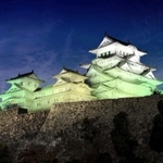 新しい姫路城のライトアップでは、毎日午後８時、９時に季節に応じた特別演出を実施する（姫路市提供）