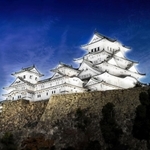 ＬＥＤ化された照明設備で白に照らされる姫路城天守群のイメージ（姫路市提供）