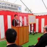 県内最後の復興市街地再開発事業となる教育複合ビル「新長田キャンパスプラザ」（仮称）の起工式であいさつする斎藤元彦知事（中央奥）＝神戸市長田区腕塚町５