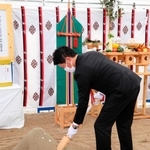 県内最後の復興市街地再開発事業となる教育複合ビル「新長田キャンパスプラザ」（仮称）の安全祈願祭で、地鎮の儀式を営む斎藤元彦知事（中央奥）＝神戸市長田区腕塚町５