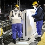 スペース確保のため延伸したホームの東端付近で、深夜に行われた可動式ホーム柵の設置作業＝神戸市中央区国香通１（阪急電鉄提供）