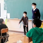 縦割り班でレクリエーションを楽しむ、西宮浜義務教育学校の子どもたち＝西宮市西宮浜４