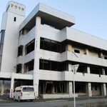 東日本大震災の津波にのまれたが、屋上に避難した３２７人を救った高野会館＝宮城県南三陸町
