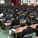 講堂で試験の開始を待つ受験生たち＝１０日午前、神戸市長田区海運町６、神戸野田高