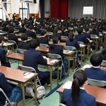 試験開始を待つ受験生ら＝１０日午前、神戸市長田区海運町６、神戸野田高