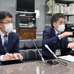 新型コロナワクチン接種事業のコールセンター業務について委託先が契約違反をしていたことを説明する西宮市保健所の園田敏文副所長（左）とワクチン接種課の池田敏郎課長＝西宮市役所