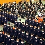 ２０２０年３月、卒業生らほぼ全員がマスク姿で臨んだ卒業式＝伊丹市荒牧、荒牧中学校