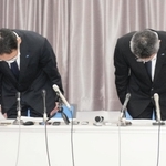 ＡＴＳの設定ミスを謝罪するＪＲ西日本車両設計室の島田直人室長（左）と岸田泰司担当課長＝１０日午後、ＪＲ西日本