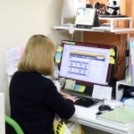 週５日、事務などの仕事に励んでいる児童養護施設出身の女性＝明石市魚住町錦が丘４