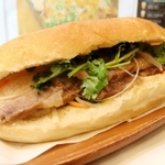 「バインミーシンチャオ」のヌックマム漬け豚肉バインミー＝神戸市中央区北長狭通３