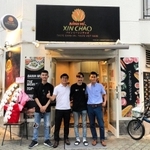 「バインミーシンチャオ神戸店」の立ち上げメンバー。右端がブイ・タン・ユイ社長＝２０２０年６月、神戸市兵庫区新開地４（提供）