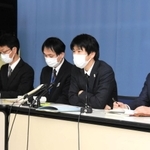 伊丹市の学校法人「西伊丹学園」が補助金など計５億２千万円を過大に受給していた問題で記者会見する兵庫県と伊丹市の担当者ら＝１３日午後、兵庫県庁