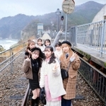 ミュージックビデオの撮影で展望施設「余部鉄橋『空の駅』」を訪れた「＃ババババンビ」のメンバー＝兵庫県香美町香住区余部（Ｃ）Ｈａｒｕｋａ　Ｓｈｉｍｏｙａｍａ